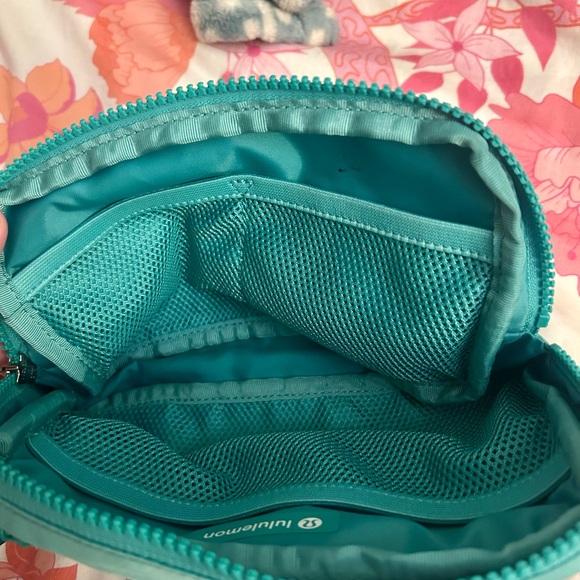 Lululemon Women's belt Bag - Picture 3 of 4